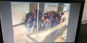 Video Mengerikan Detik-detik Selasar Gedung BEI Roboh