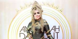 Nyentrik, Ini Dia 5 Gaun Unik Iyeth Bustami