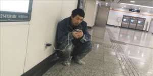 Viral! Buruh Kumal Tiap Malam Duduk di Stasiun, Ternyata...