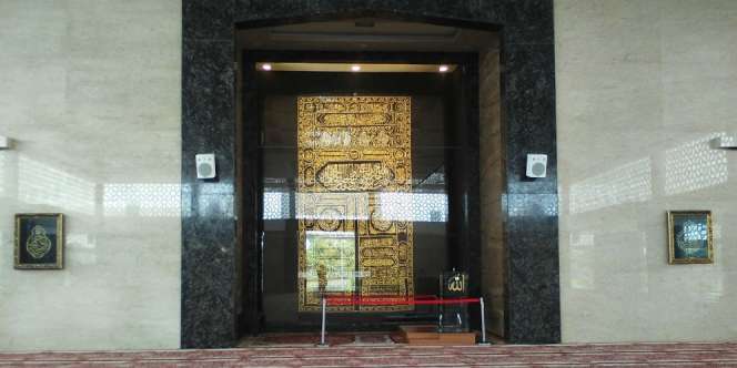 Dihiasi Potongan Kiswah Kabah, Masjid di Lamongan Jadi Viral