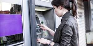 Astaga! Bukan Manusia, 2 Makhluk Ini Bobol ATM, Rp4 Juta Raib