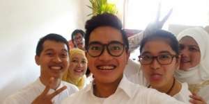 Putra Jokowi Didandani Jadi Gadis Model Sampo, Bikin Ngakak!