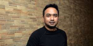 Masya Allah, Bebi Romeo Tepergok Sholat di Trotoar