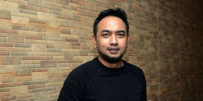 Masya Allah, Bebi Romeo Tepergok Sholat di Trotoar