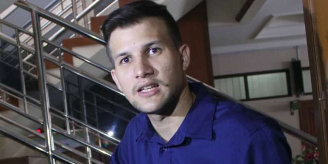 Stuart Collin Unggah Foto Wanita, Pacar atau Teman?