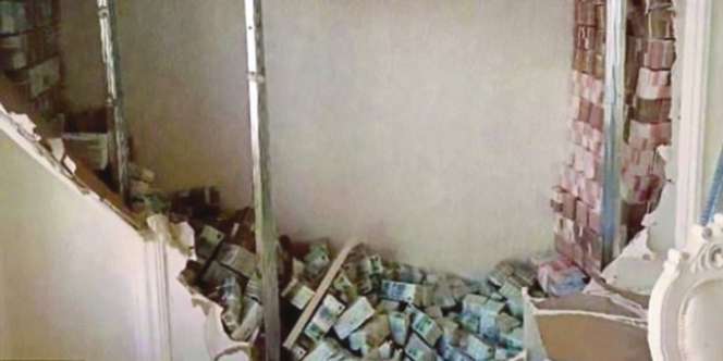 Curiga Lihat Dinding Aneh, Pas Dijebol Ada Uang Rp132 M