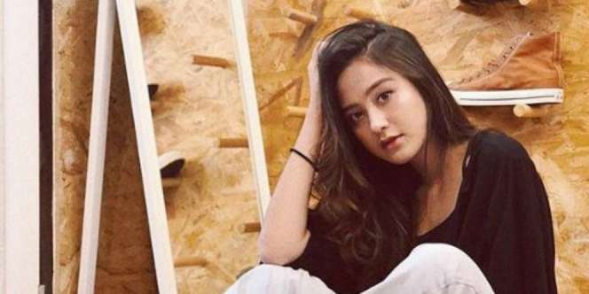 Foto Merokok Beredar, Artis Kalem Ini Panen Cibiran