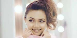 Kombinasi Klasik dari Rina Nose untuk si `Tabrak Motif`