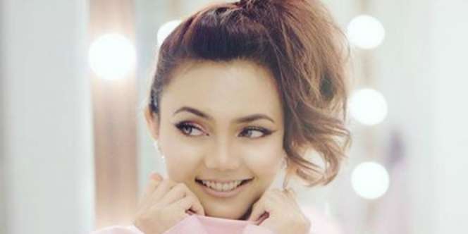 Kombinasi Klasik dari Rina Nose untuk si `Tabrak Motif`