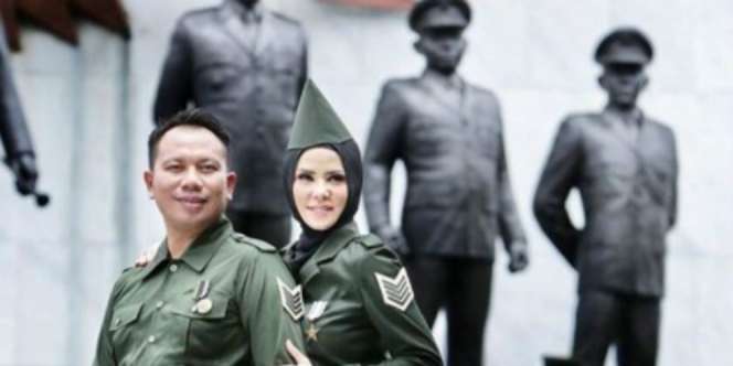 Foto Pra-Nikah Vicky dan Angel Bertema Pahlawan, Yey or Ney?