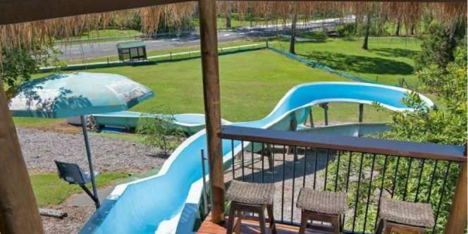 Keren! Rumah Ini Punya Waterpark dan Lapangan Golf Pribadi