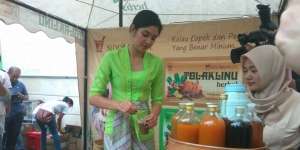 Mencicipi Jamu Racikan si Cantik Mikha Tambayong