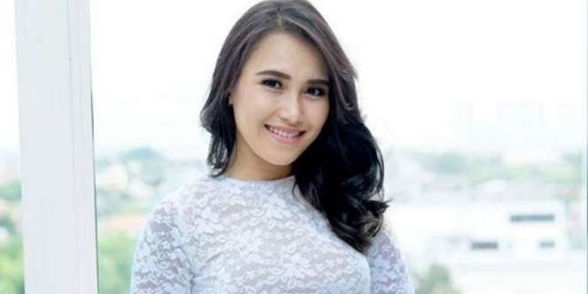 Antar Ayah Ojak Umroh, Baju Ayu Ting Ting Curi Perhatian
