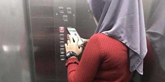 Dari Atas Si Cewek Tampil Berkerudung, Syok Lihat Bawahannya
