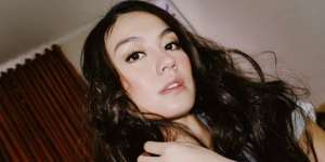 Dicibir 'Gembel', Agnez Mo Bongkar Harga Sepatu