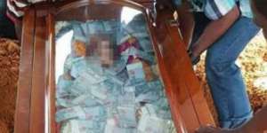 Viral! Mau Dikuburkan, Si Anak Bekali Ayah Duit Rp100 Juta