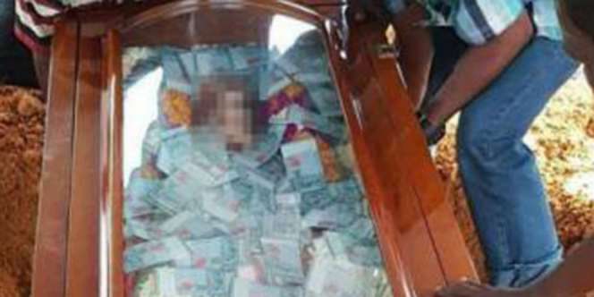 Viral! Mau Dikuburkan, Si Anak Bekali Ayah Duit Rp100 Juta