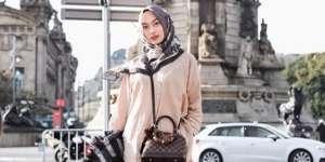 Gaya Stylish Indah Nada Puspita di Barcelona, Stylish Abis!