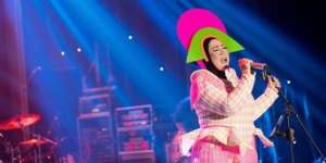 5 Headpiece Melly Goeslaw yang Super Quirky, Berani Coba?