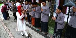 Sowan ke Gus Sholah, Puti Guntur Bawa Pesan Ayahnya