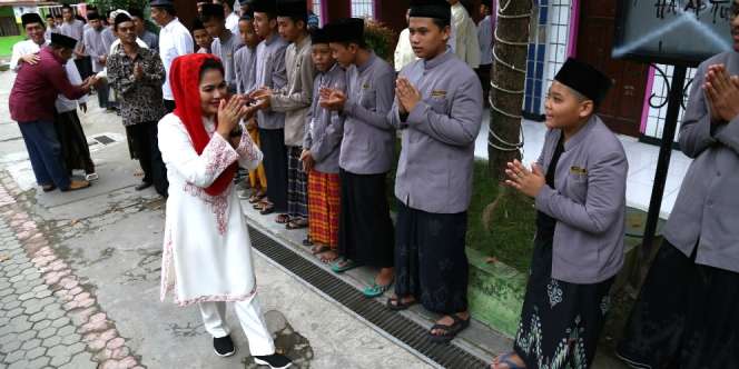 Sowan ke Gus Sholah, Puti Guntur Bawa Pesan Ayahnya