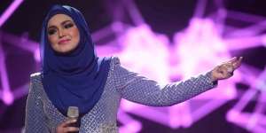 Beda Usia 20 Tahun, Ini Potret Mesra Siti Nurhaliza dan Suami