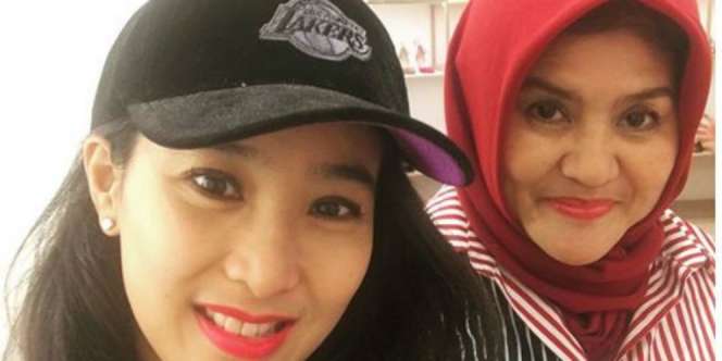Jarang Terlihat, Ibu Marcella & Olivia Zallianty Dirawat di RS