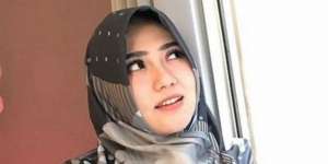 Anggun, Gaya Via Vallen Berhijab dengan Voile Print Scarf