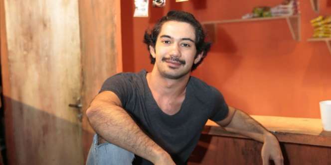 Reza Rahadian Ziarah ke Makam Benyamin, Netizen Salah Fokus