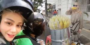 DJ Cantik Itu Naik Ojek, Dasteran Makan di Pinggir Jalan