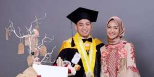 Jadi Pendamping Wisuda, Bawahan Poppy Bunga di Luar Dugaan