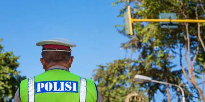 Bruk! Pengendara Mobil Mahal Tabrak Polisi di Jakarta