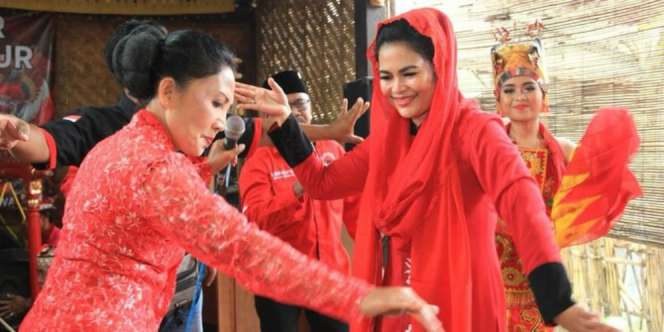 Luwesnya Puti Guntur Soekarno Menari Gandrung