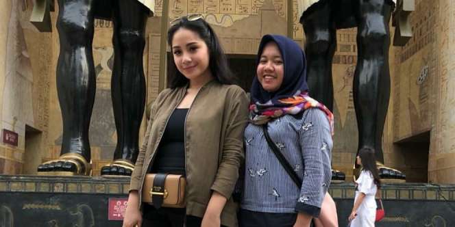 Foto Bareng Pengasuh, Kaki Nagita Slavina Bikin Salfok