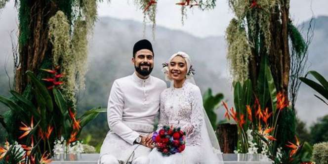 Gaya Hijab Yuna yang Baru Menikah dengan Adik Ipar BCL