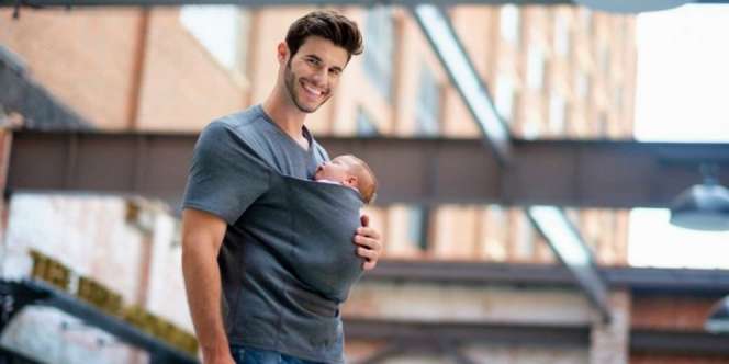 Ada Kaus Khusus untuk Papa yang 'Gagap' Gendong Bayi