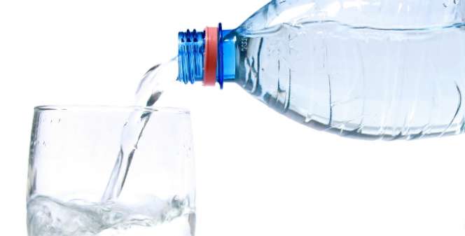 Ketahui Bahaya Minum Air Putih Berlebihan