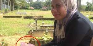 Niat Baca Buku Yaasin Saat Ziarah, Cewek Ini Malah Bawa...