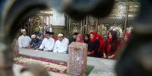 Puti Guntur dan 'Jas Merah' Bung Karno