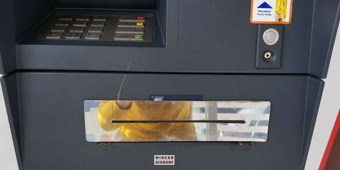 Tarik Uang di ATM, Si Wanita Kaget Temukan Ini di Mesin