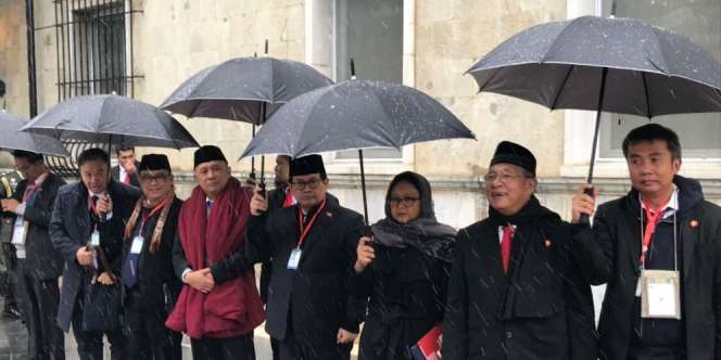 Berkalung Selimut Saat Dampingi Jokowi, Teten Dikira Ulama