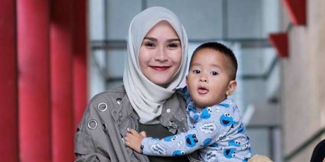 Zaskia Mecca Baru Tahu Putranya Dapat Vaksin Palsu