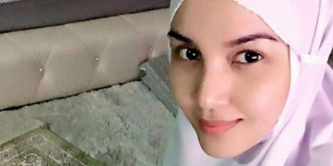 Dituduh Sholat Pakai Makeup, Artis Cantik Bungkam Warganet