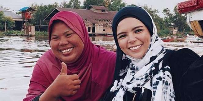 Cerita Haru Desainer Vivi Zubedi dan Perajin Kain di Kalsel