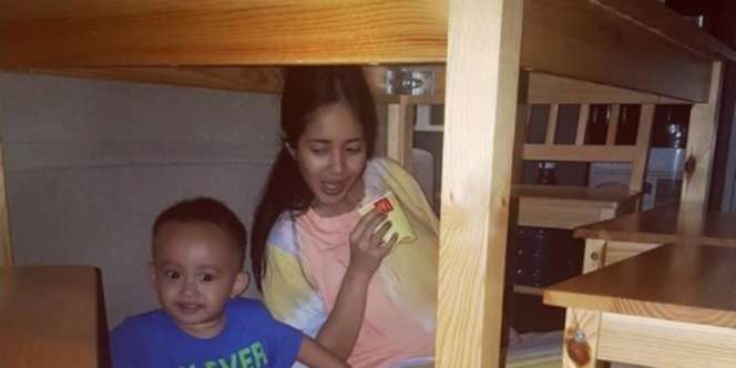Dicari-cari, Istri Artis Ngumpet di Kolong Meja Pas Gerhana