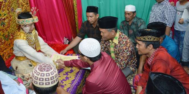 Merasa Sudah Merawat, Bolehkah Ayah Tiri Jadi Wali Nikah?