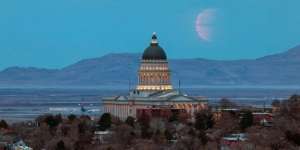 Penampakan Super Blue Blood Moon di Berbagai Belahan Dunia