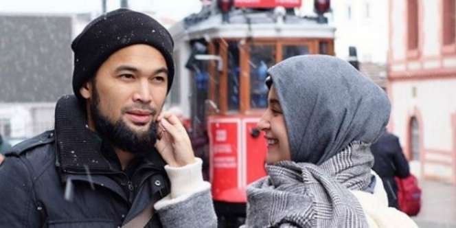 Momen Kemesraan 5 Artis Berhijab Bersama Suami