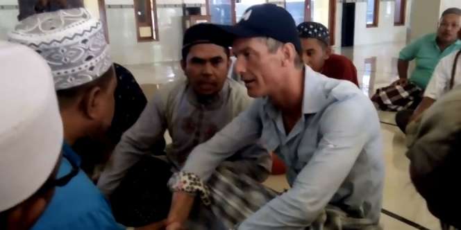 Heboh Bule Masuk Masjid Pakai Celana Pendek, Ternyata Mau...