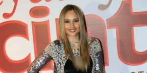 Intip Harga Sweater Cinta Laura yang Bikin Gemas!